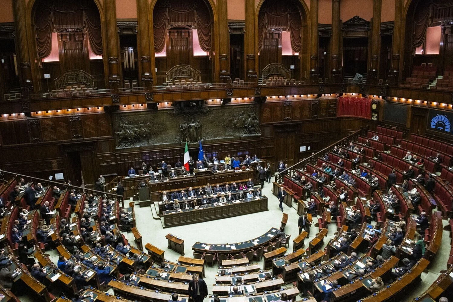 Câmara aprova registro nacional de lobbistas: CNEL terá fiscalização e multas de até €5.000
