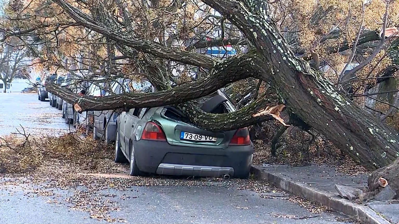 Tempestade Kristin deixa 400 mil sem eletricidade em Portugal e acende alerta nacional
