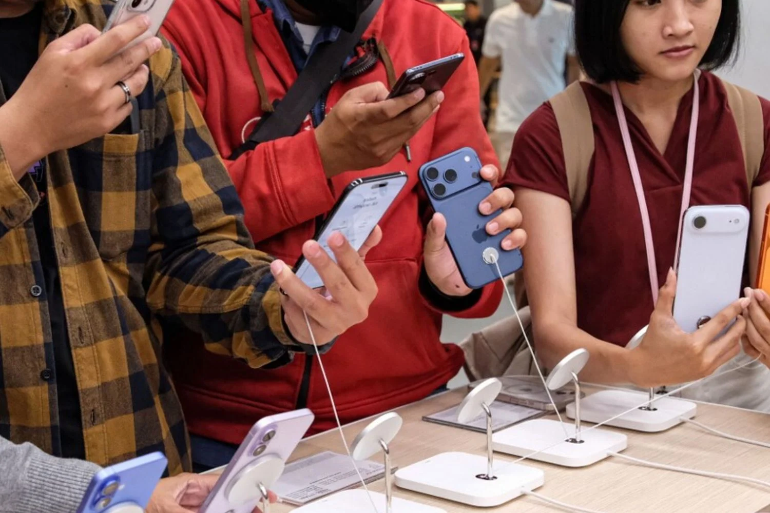 Apple bate recorde: impulso do iPhone 17 leva receitas a US$143,8 bi
