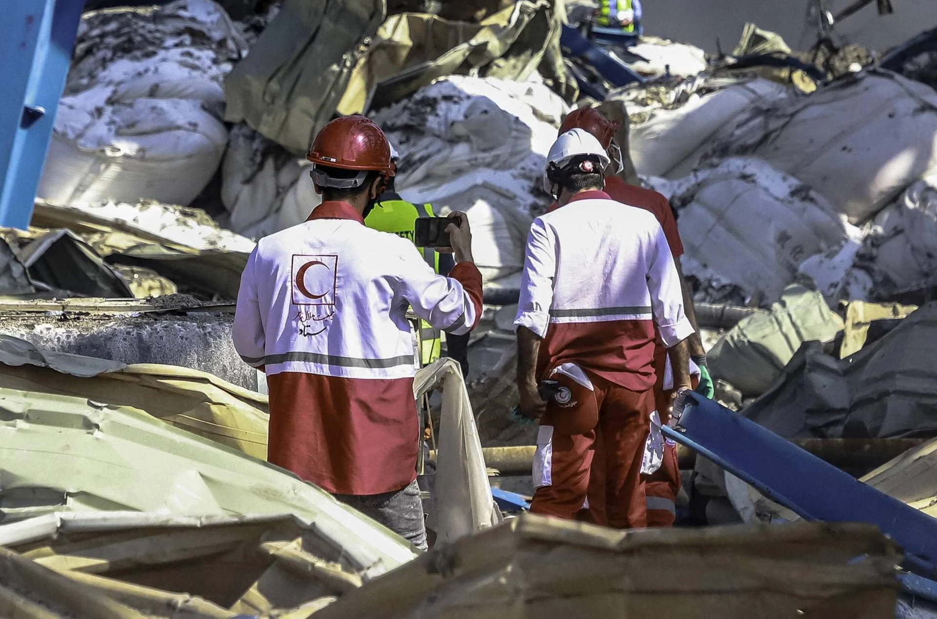 Explosão em Bandar Abbas destrói andares de prédio; Teerã e EUA trocam alertas no Estreito de Hormuz