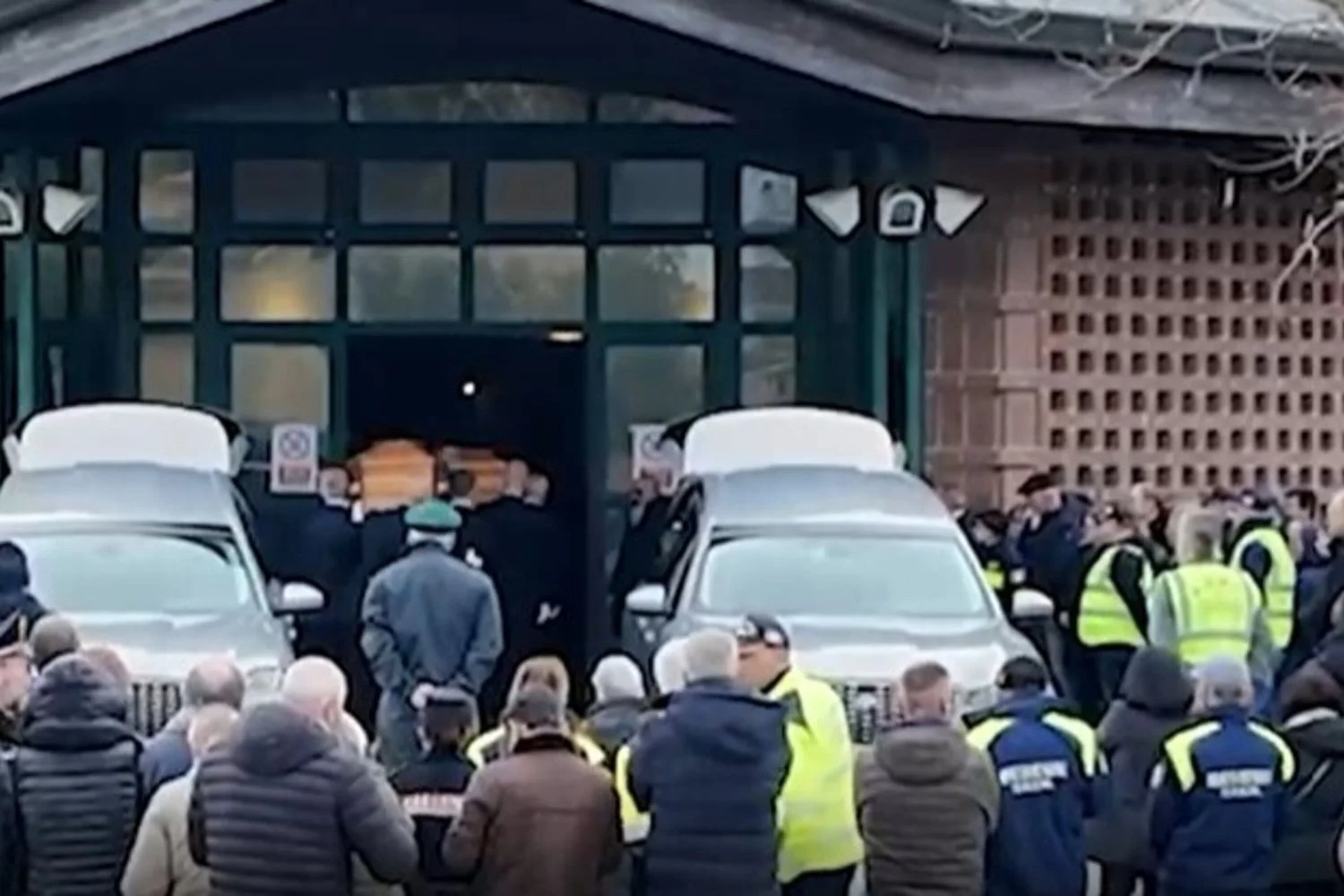 Luto cittadino em Anguillara Sabazia: multidão silenciosa nos funerais dos pais de Claudio Carlomagno