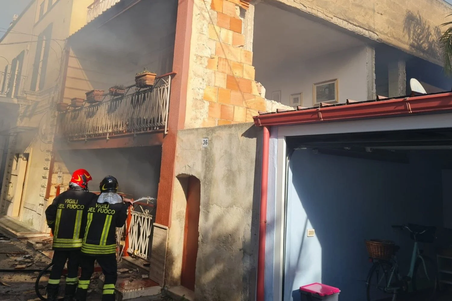 Explosão em Adelfia provoca colapso de prédio e mata casal de idosos
