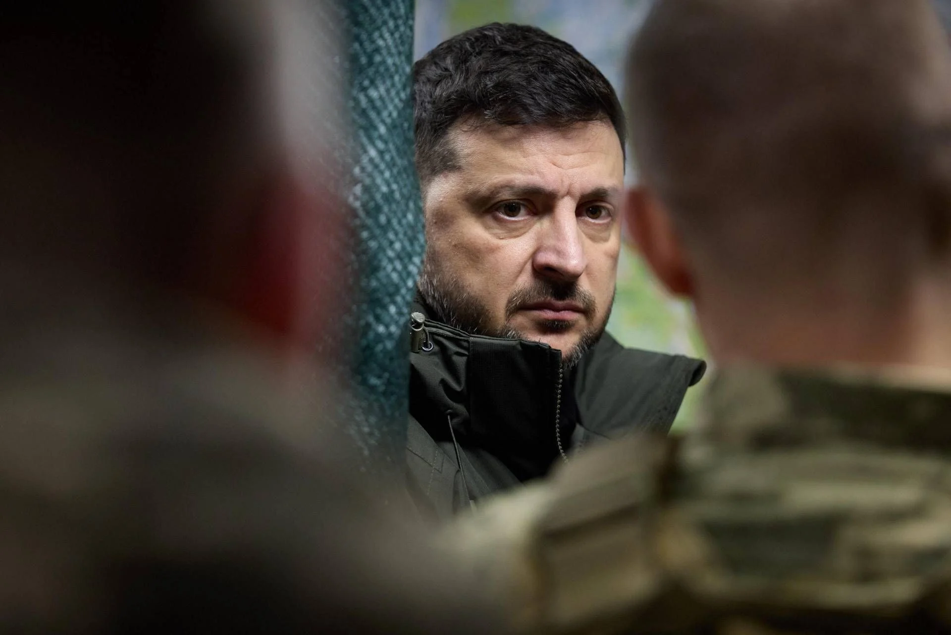 Zelensky anuncia preparação para encontros diplomáticos na próxima semana enquanto tensões e ataques persistem