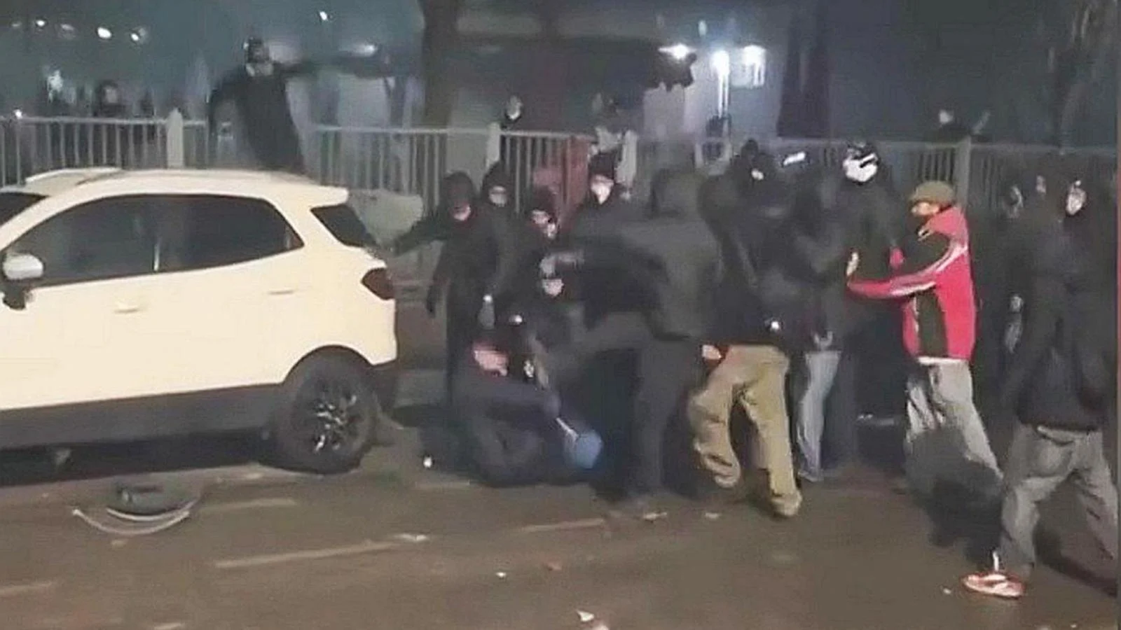 Vídeo mostra policial de 29 anos espancado em ataque durante protesto contra o Askatasuna em Turim