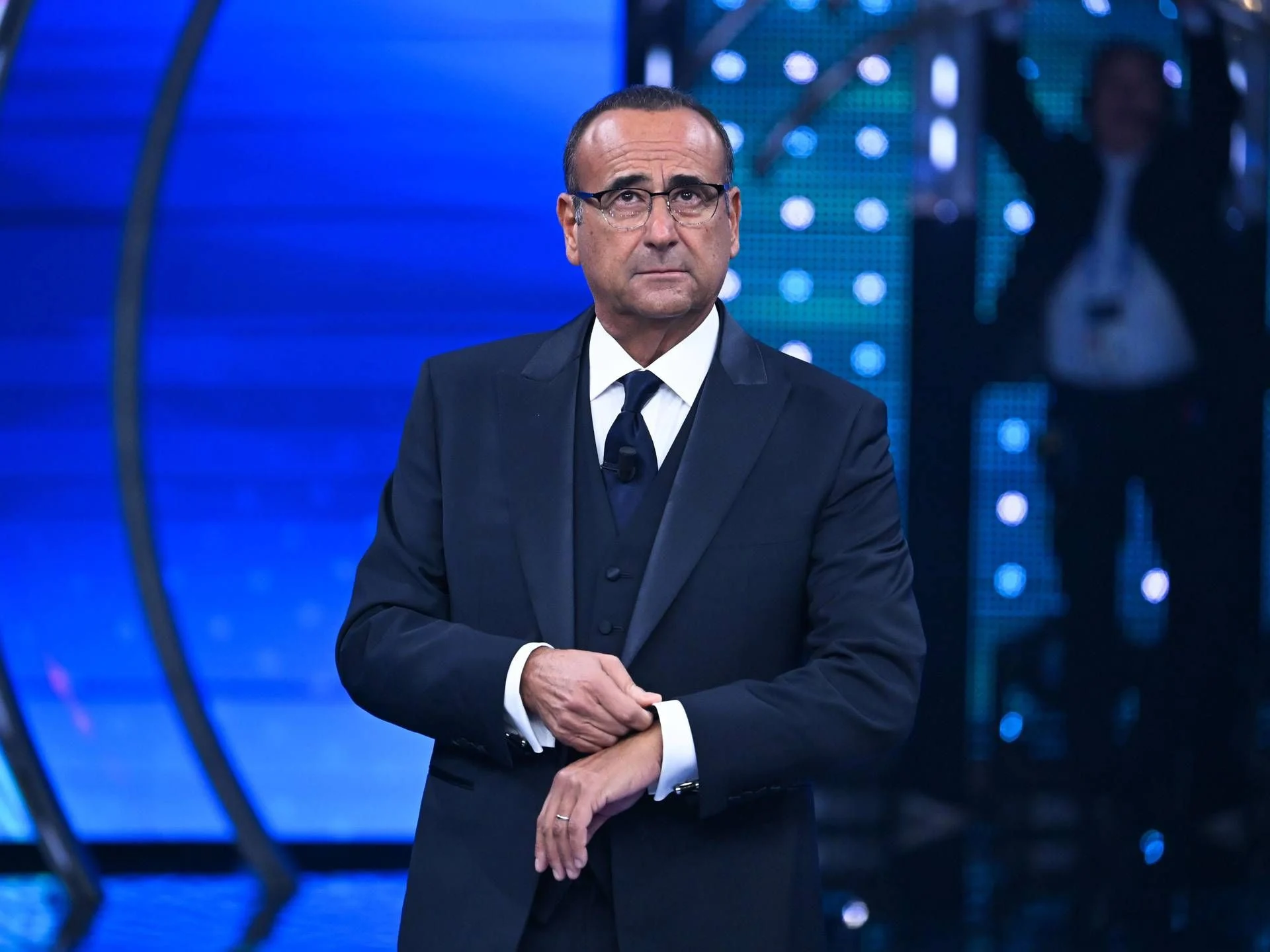 Carlo Conti em Verissimo: elenco, canções e duetos confirmados para Sanremo 2026