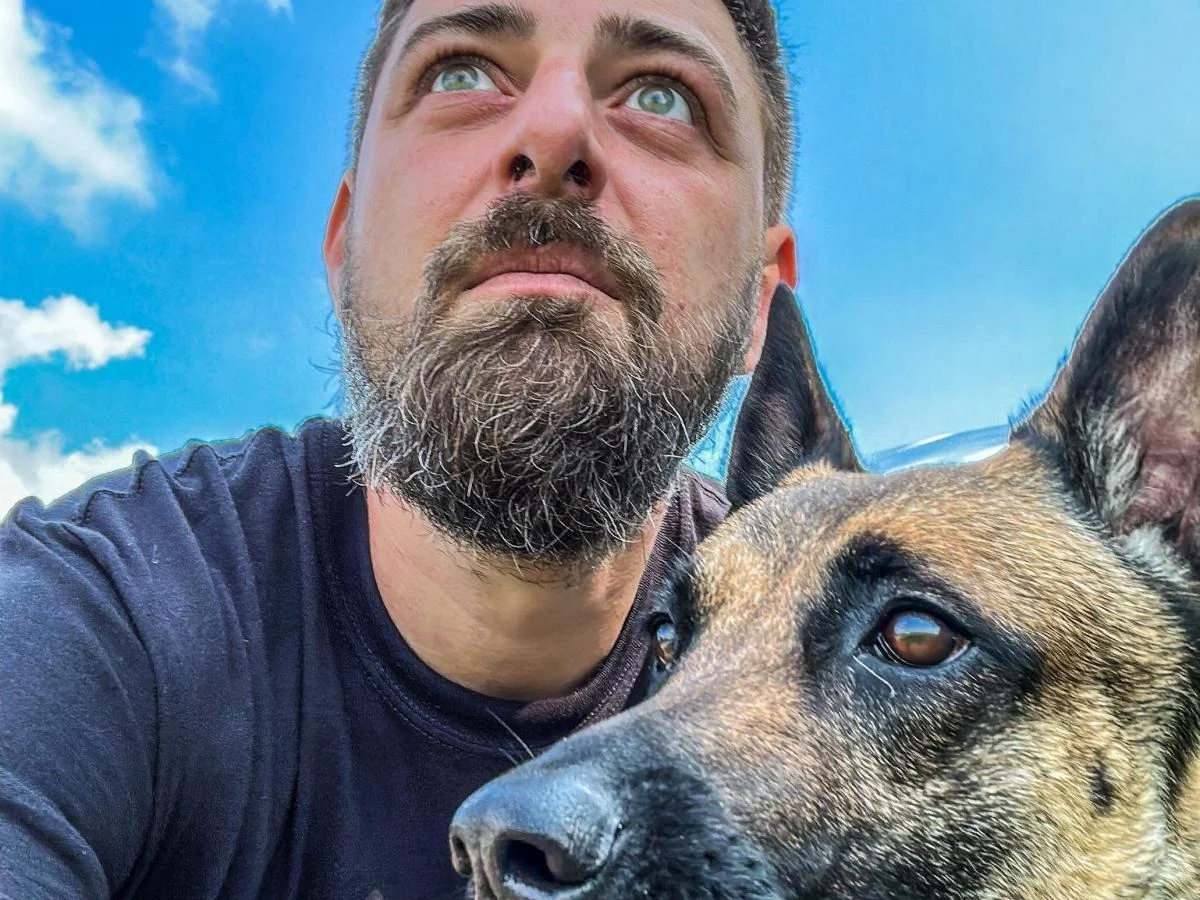 Alessandro Medici: de executivo a dog sitter — sem arrependimentos, vivendo em meio aos cães