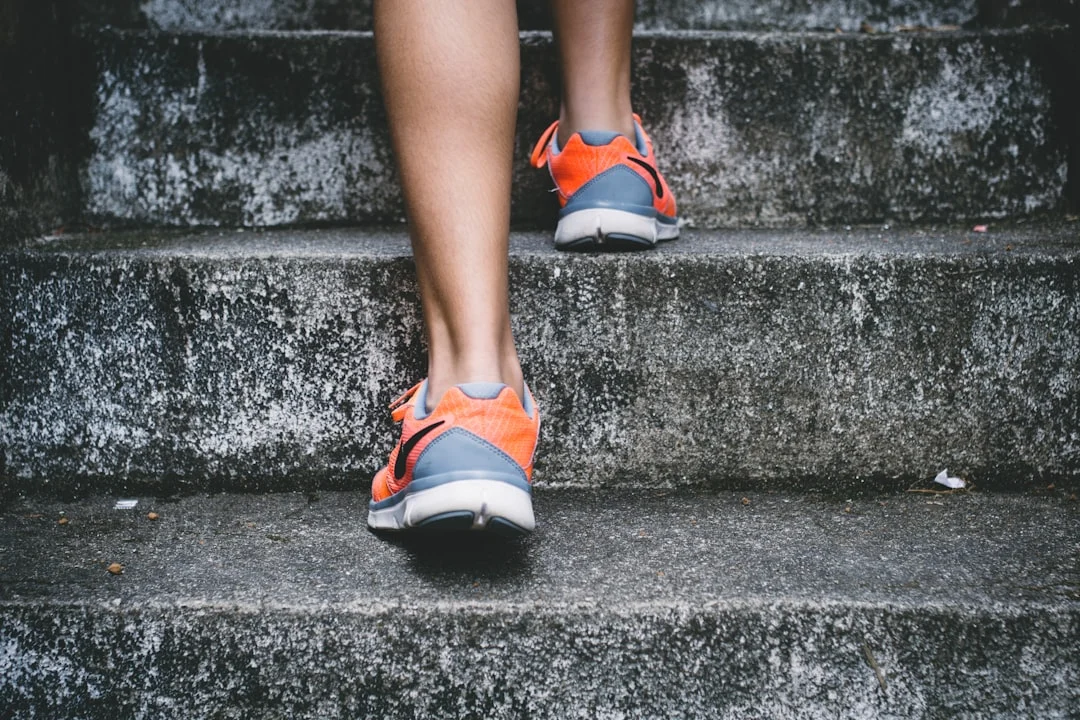 Cinco minutos de exercício por dia e meia hora a menos sentado reduzem mortes, aponta estudo