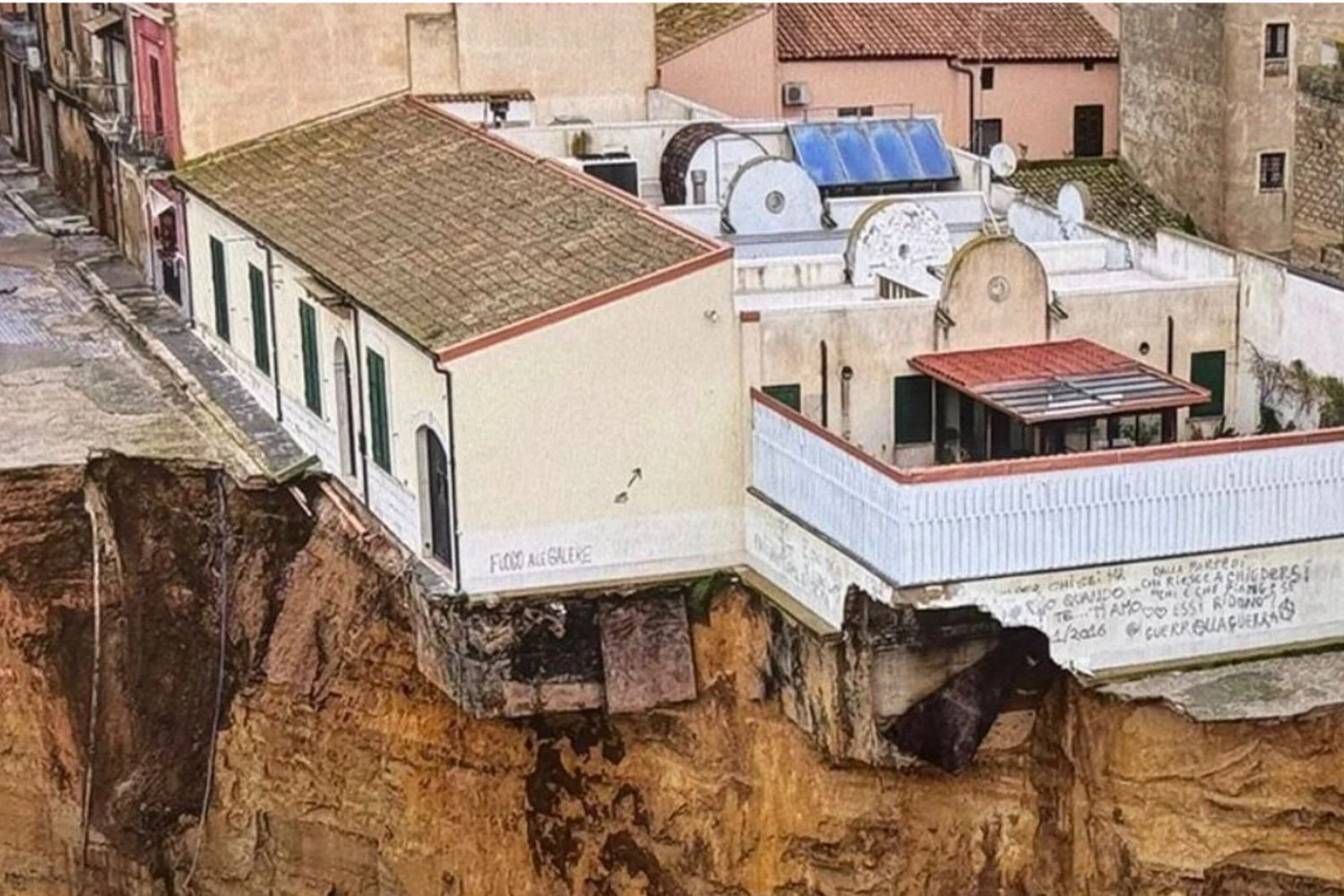 Biblioteca de Niscemi fica à beira do abismo: 4.000 livros em risco após frana