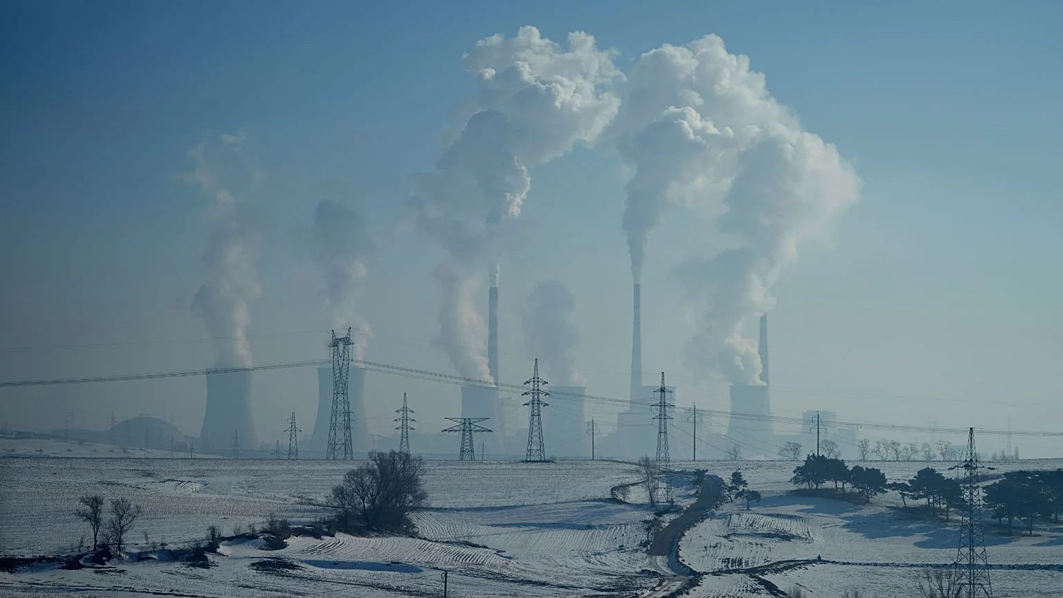 China: boom de solar e eólico, mas novas usinas a carvão acendem alerta global