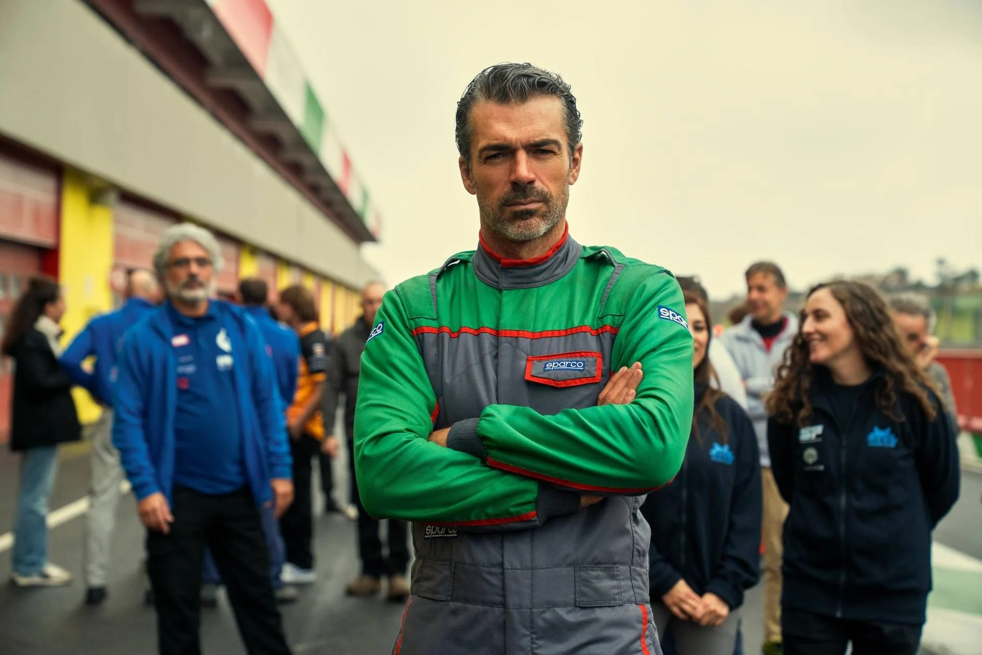 Luca Argentero acelera em Motorvalley: do papel de Doc à busca por redenção entre motores e adrenalina