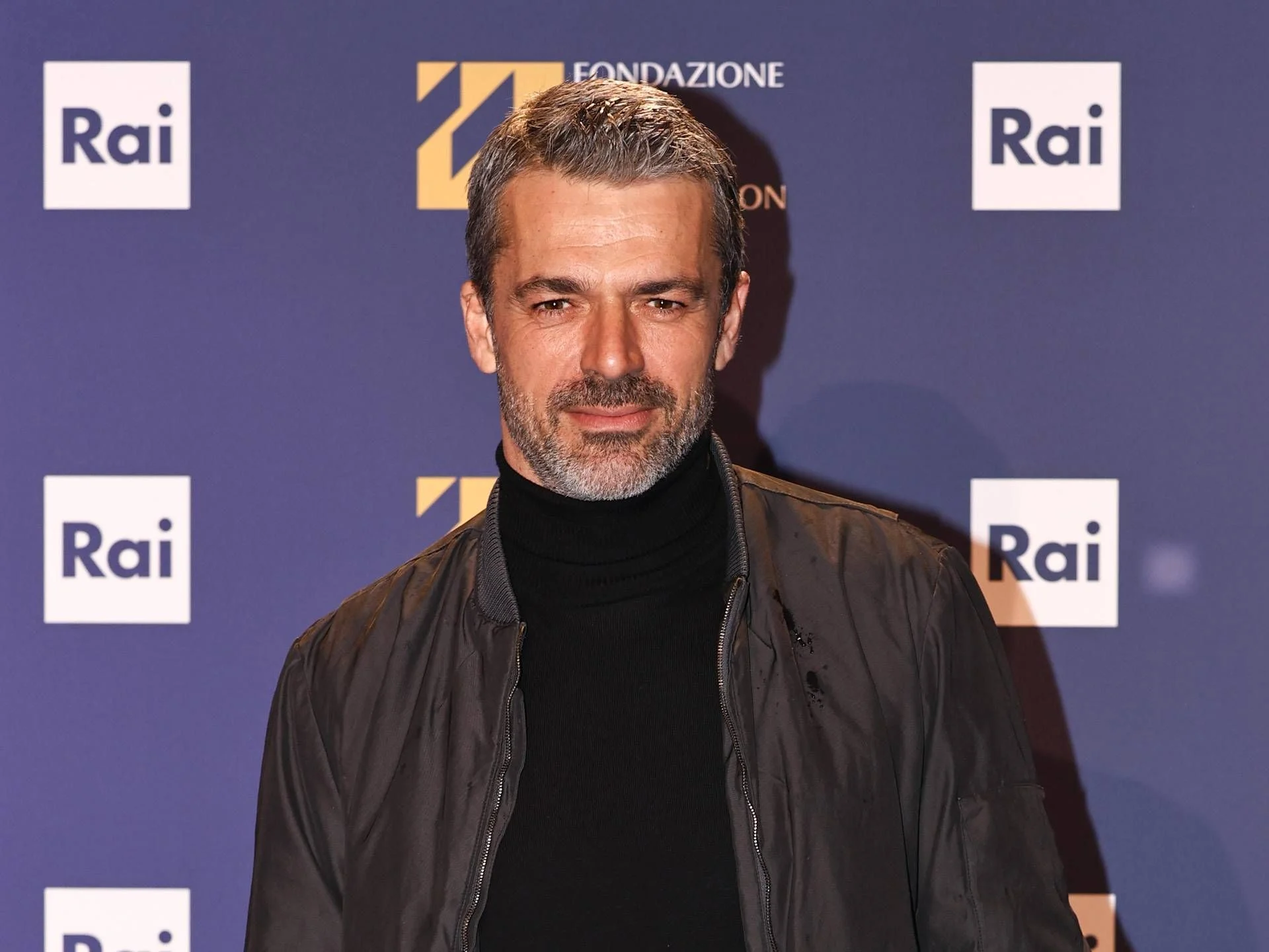 Luca Argentero sobre Sanremo: 'Ainda não sei' e celebra papel da ficção italiana