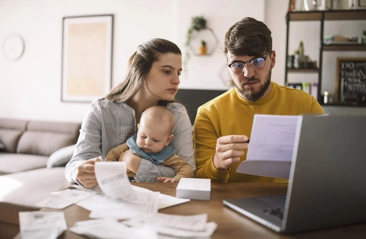 Assistência social na Itália: Desinformação nas redes sociais sobre benefícios gratuitos sobrecarrega órgãos públicos