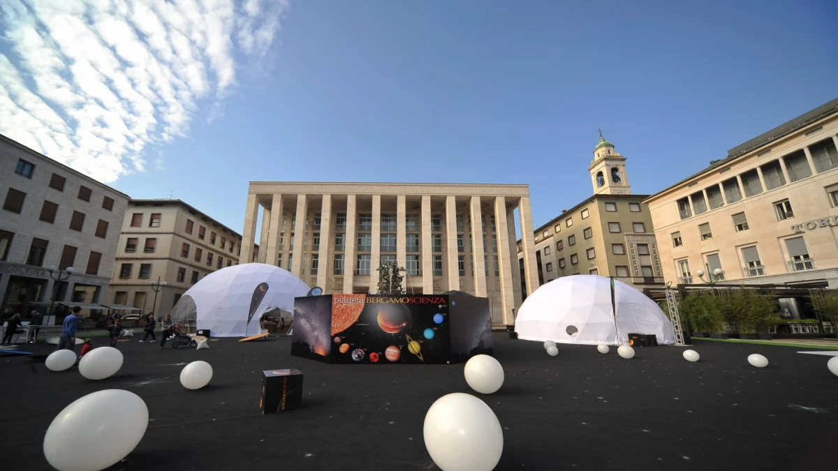 BergamoScienza 2026: convergências do saber e chamadas abertas para escolas, criativos e pesquisa