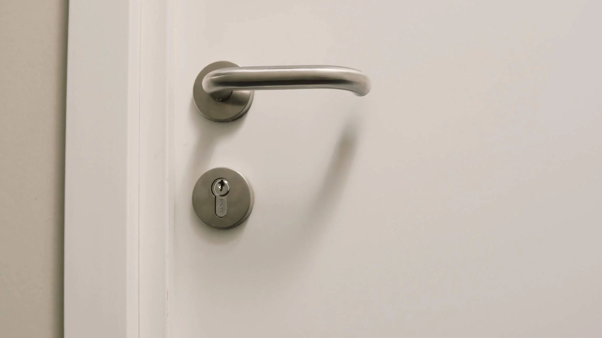 Papel-alumínio nas maçanetas: truque simples e barato para proteger portas