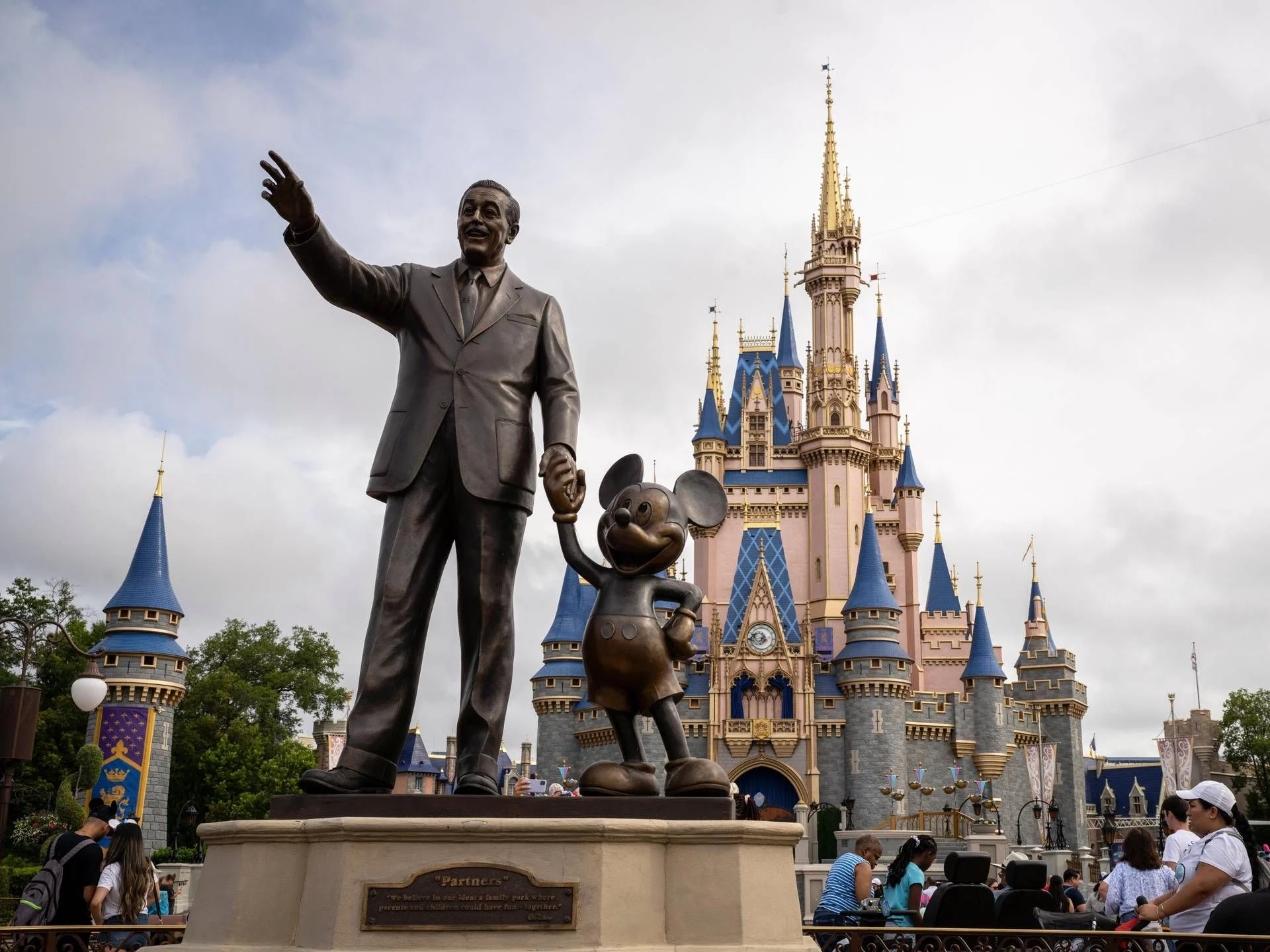 Josh D'Amaro assume como novo CEO da Disney: o próximo ato do império do entretenimento