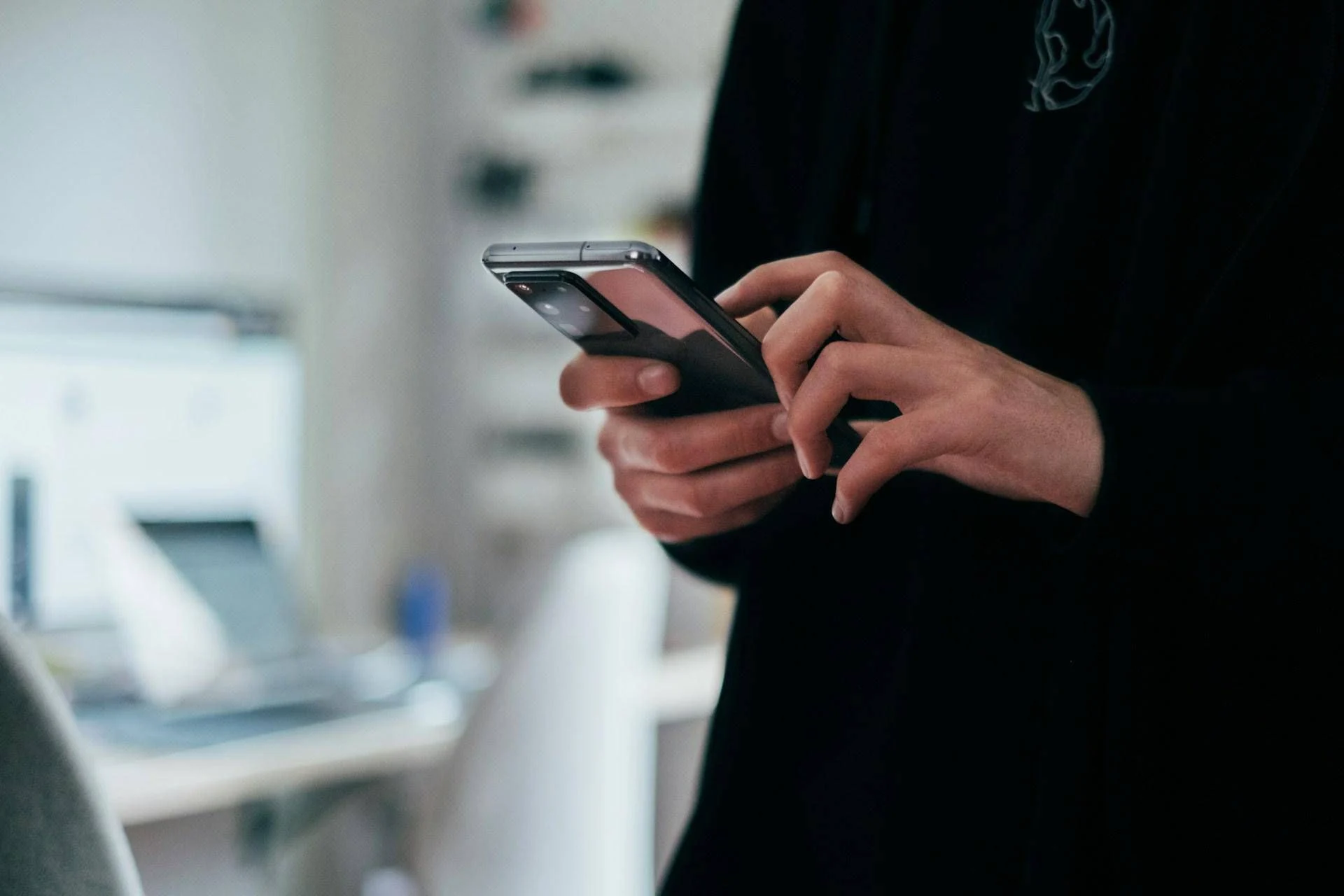 Relatório Comscore: italianos passam mais tempo online em dezembro de 2025; RaiNews cresce via redes sociais