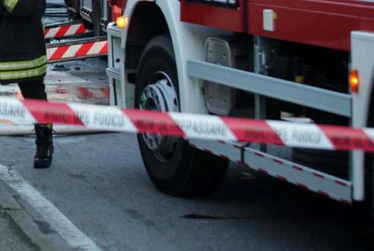 Colisão por alcance entre três caminhões na A1: motorista de 65 anos morre preso às ferragens em Bagno a Ripoli