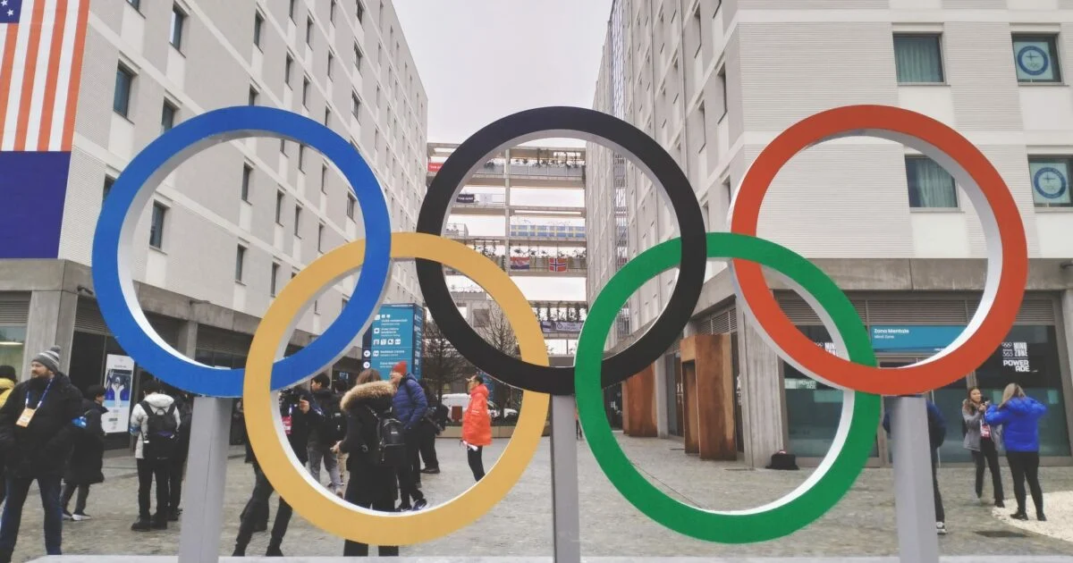 Vandalismo no Villaggio Olimpico Milano–Cortina: 70 chuveiros destruídos e investigação sobre falhas de segurança