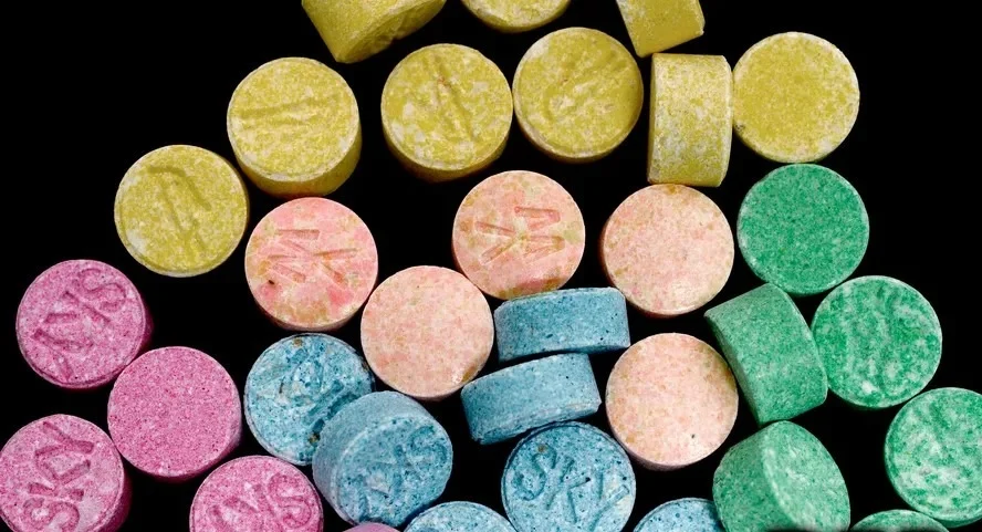 Nas apreendem milhares de doses de novas drogas sintéticas em 2025: Alerta sobre opioides e canabinoides