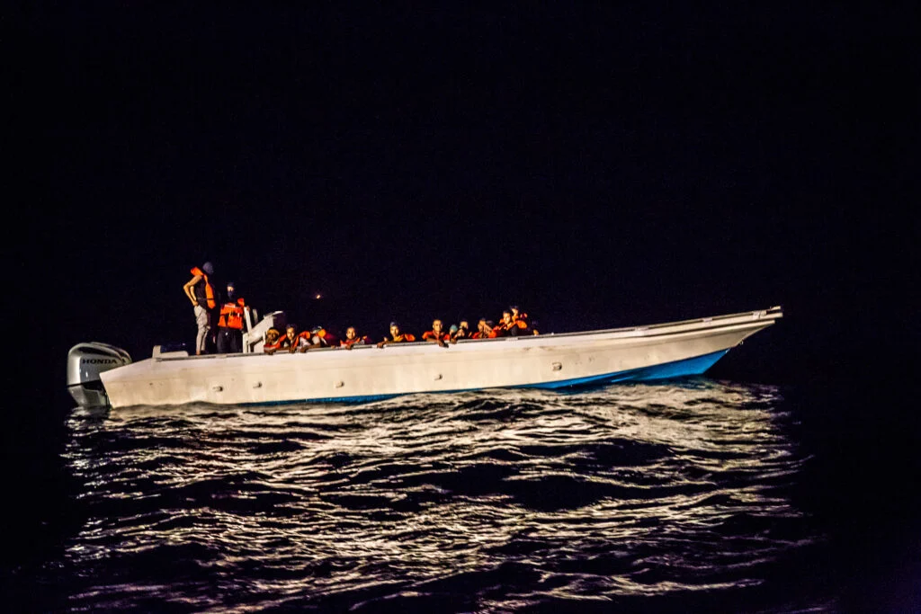 Centenas de migrantes desaparecidos no Mediterrâneo: o “silêncio intolerável” da União Europeia e o redesenho das responsabilidades