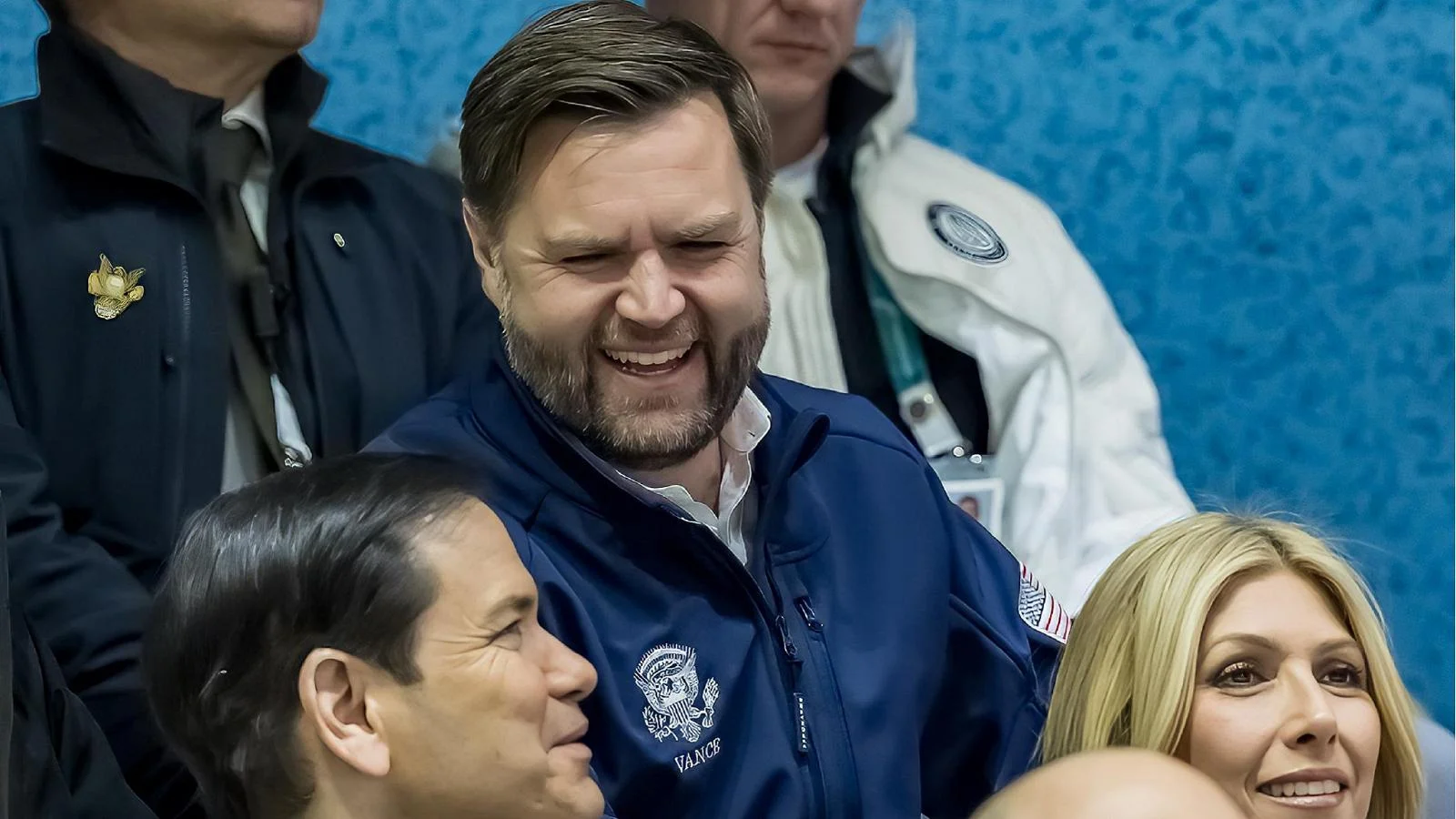 Meloni recebe Vance e Rubio em Milão; protestos estudantis contra a presença da ICE nas Olimpíadas