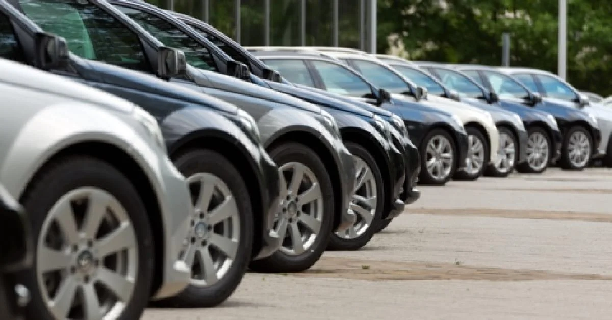 Reset da Stellantis: Filosa afirma que o carro elétrico perdeu força e anuncia perda de €22 bi