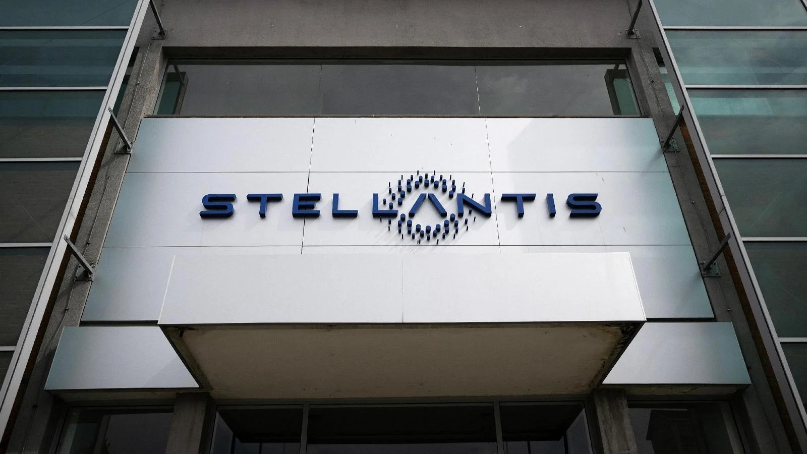Stellantis paga caro pela transição elétrica: prejuízo bilionário e corte do dividendo