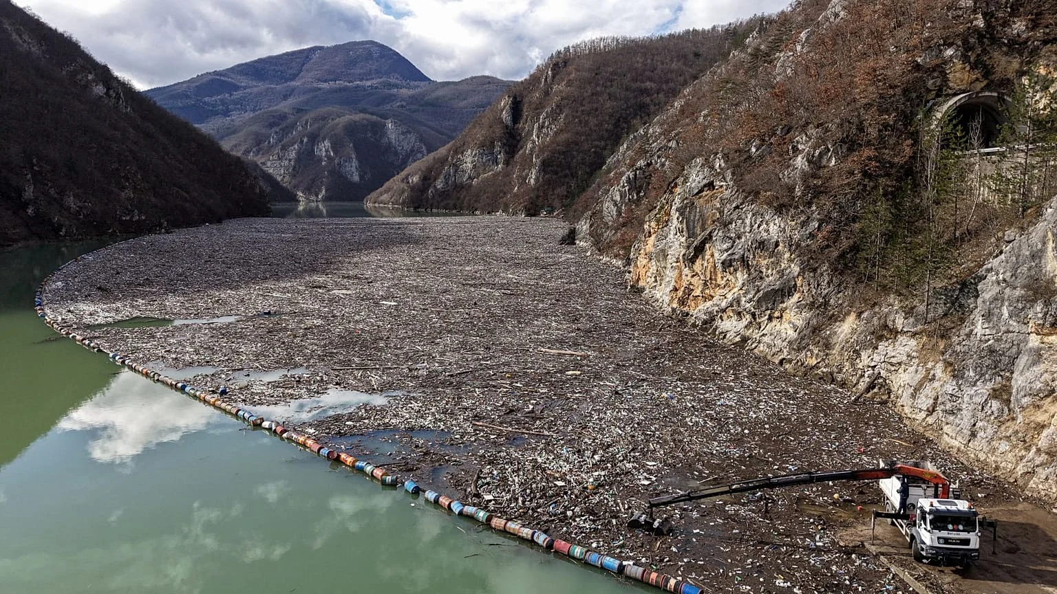 Rio Drina sufocado pelo lixo: a falta de vontade política que paralisa a Bósnia