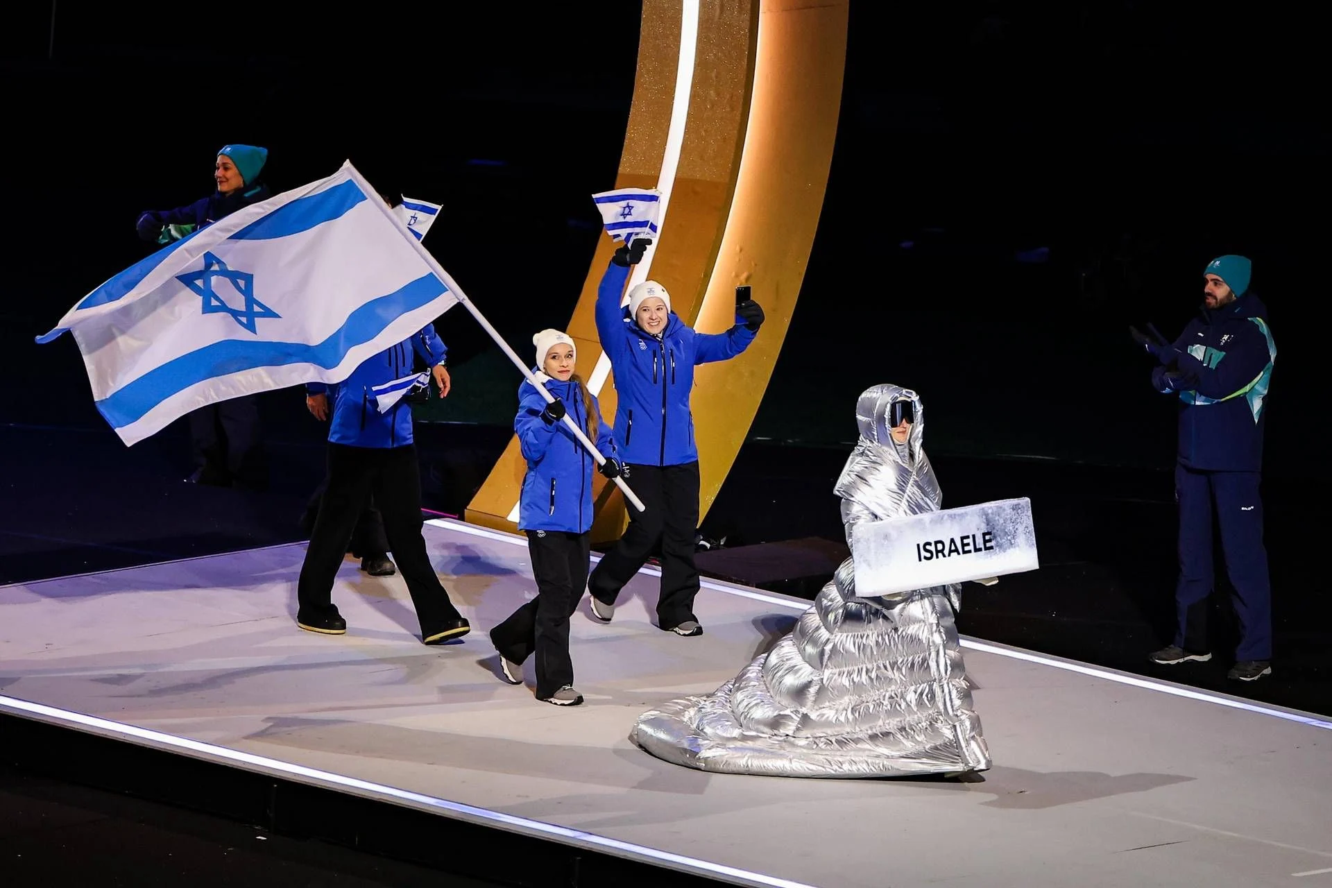 Milano Cortina 2026: vaias a Israel e a J.D. Vance em San Siro; Ucrânia é ovacionada