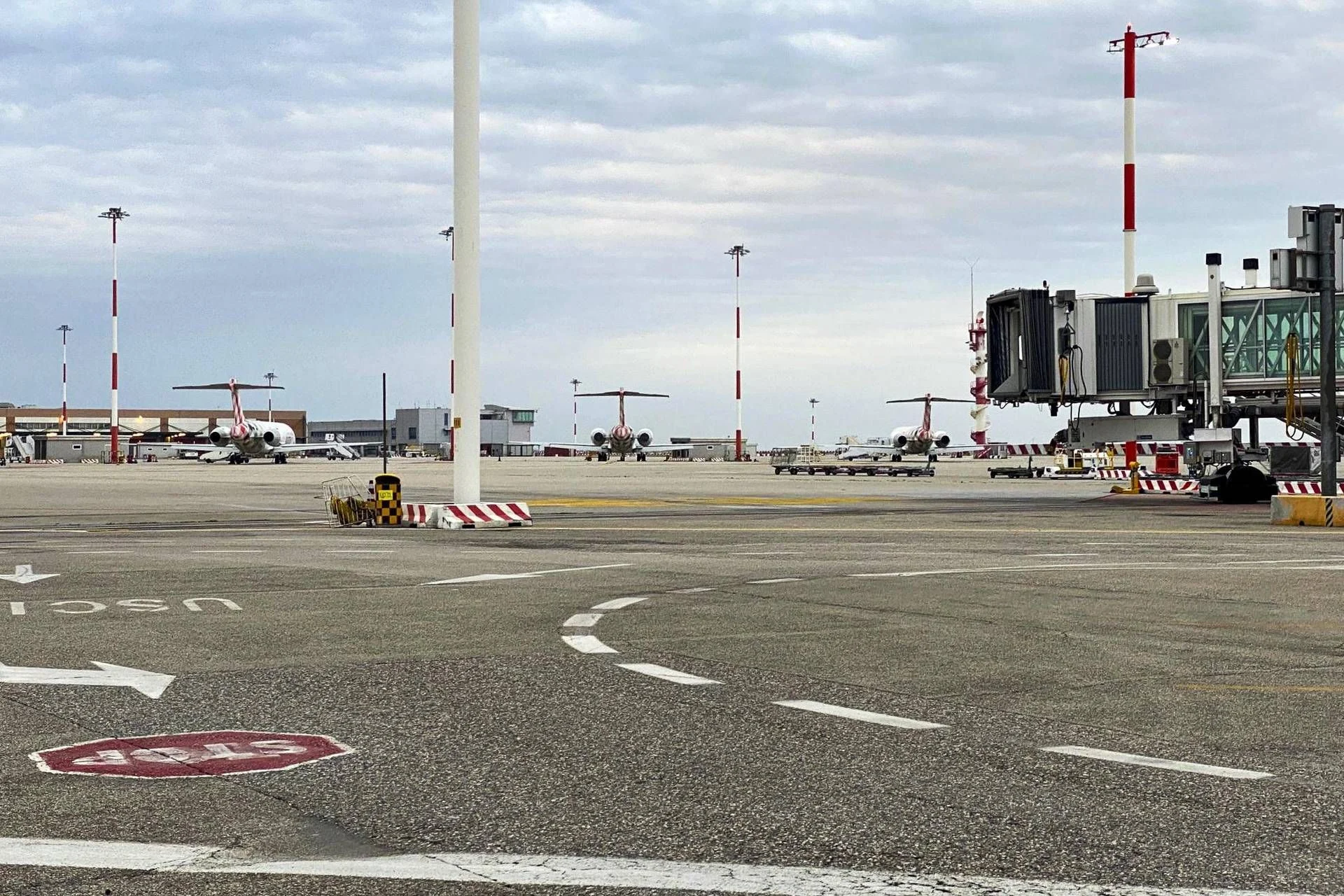 Fumo em cabine força pouso de emergência em Veneza; 168 passageiros ilesos reembarcados