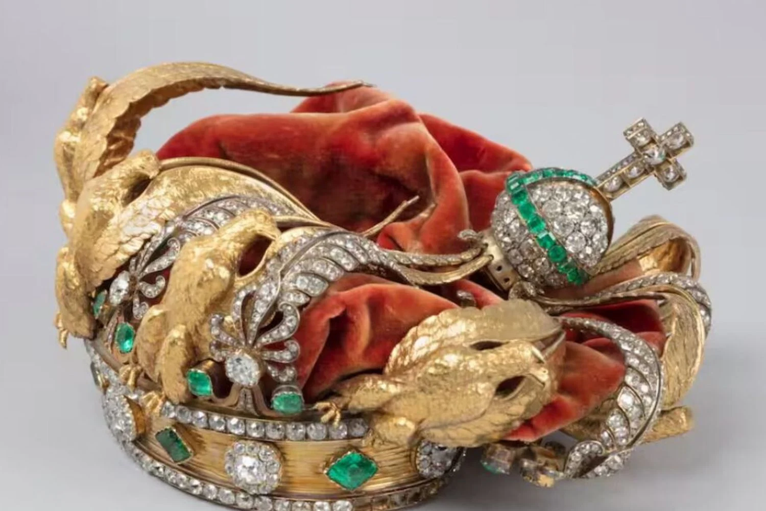 Primeiras imagens da Coroa de Eugenia após o 'furto do século' divulgadas pelo Louvre