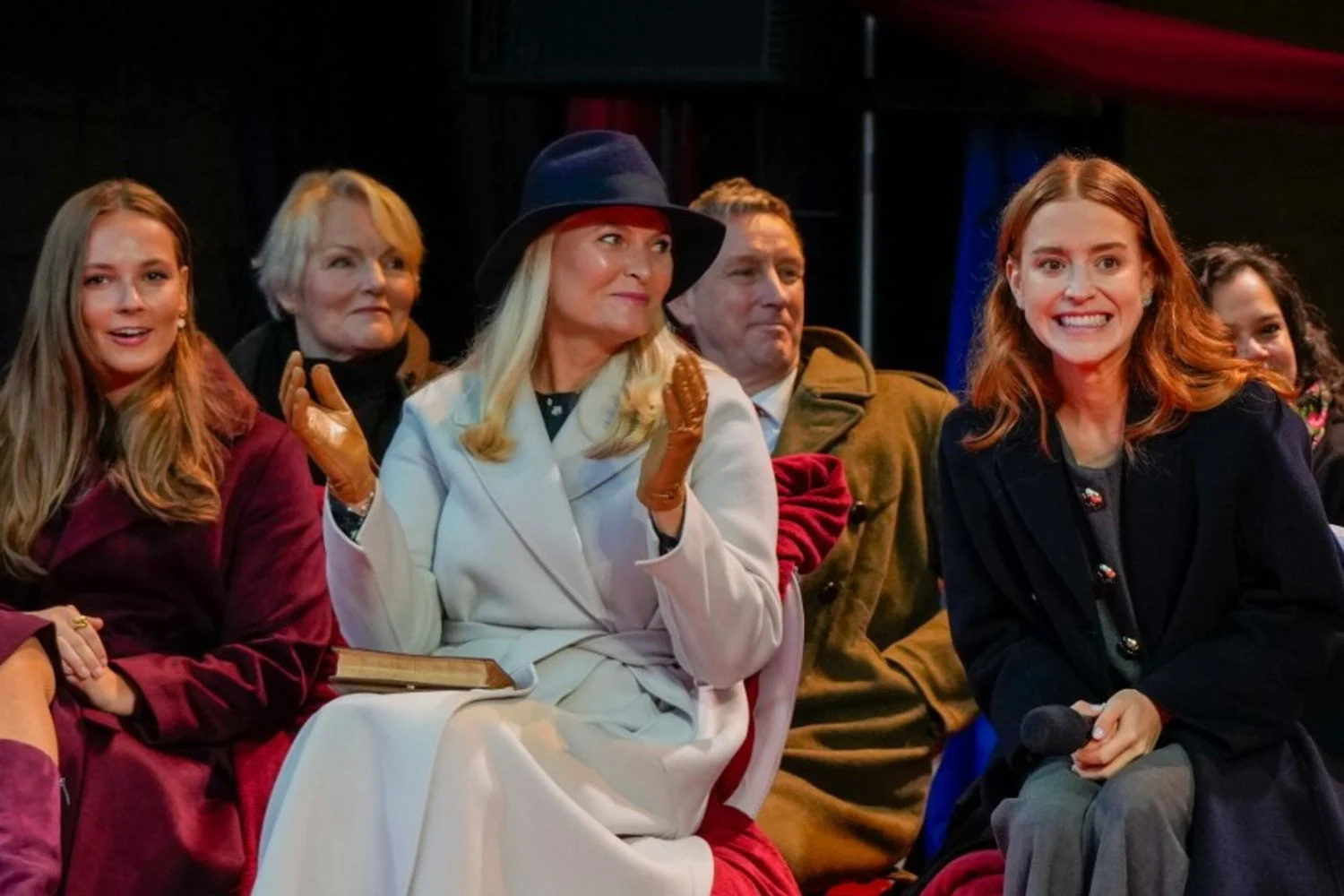 Mette-Marit pede desculpas pela amizade com Jeffrey Epstein e reconhece dano à família real norueguesa