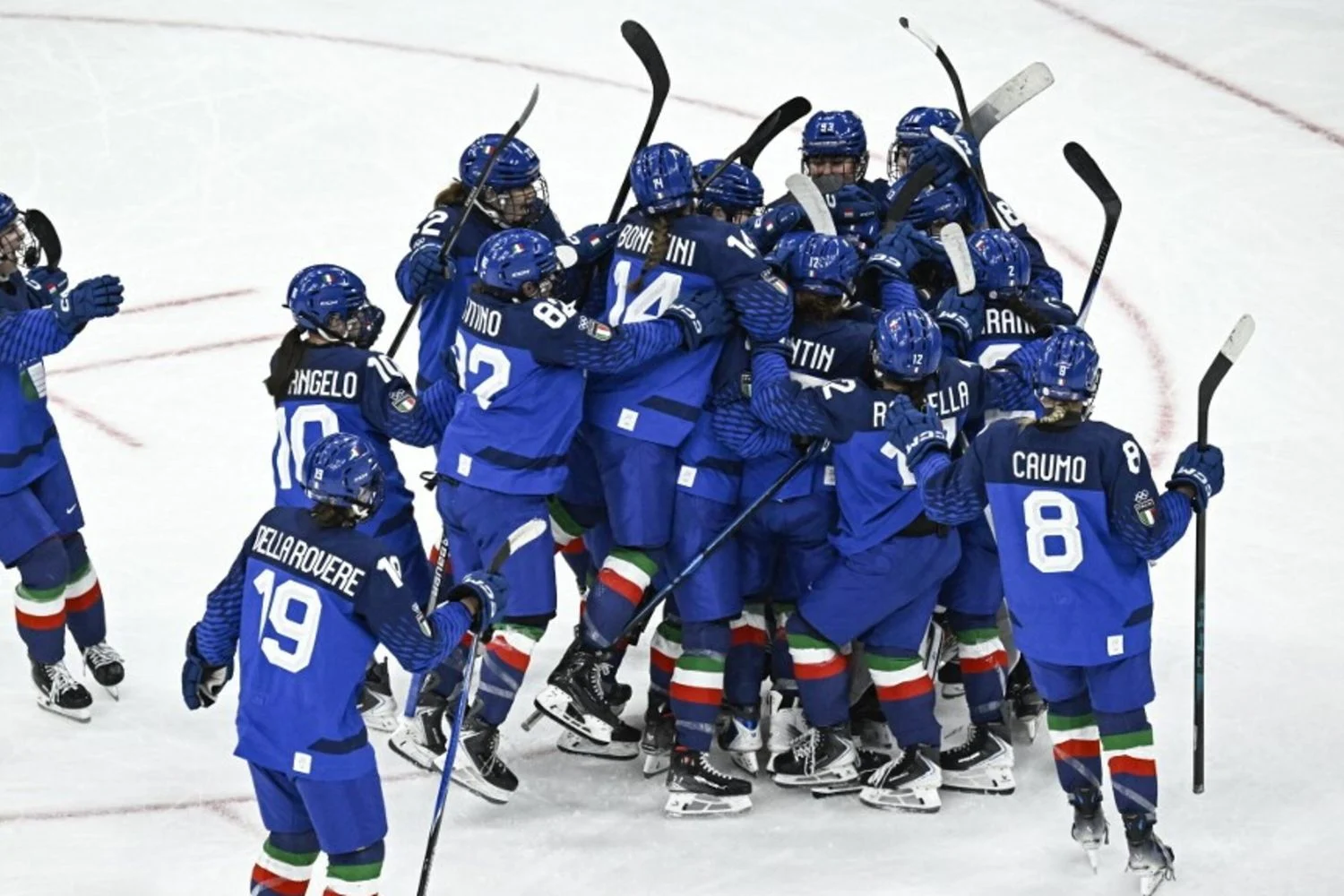 Itália conquista vitória histórica no hóquei feminino: 4-1 sobre a França em Milano Cortina 2026