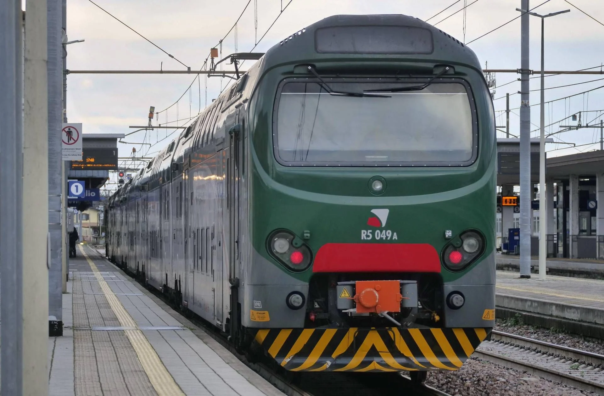 Bologna: cabos cortados e ordigno artesanal perto da estação causam atrasos de até 2 horas; investigação avalia terrorismo