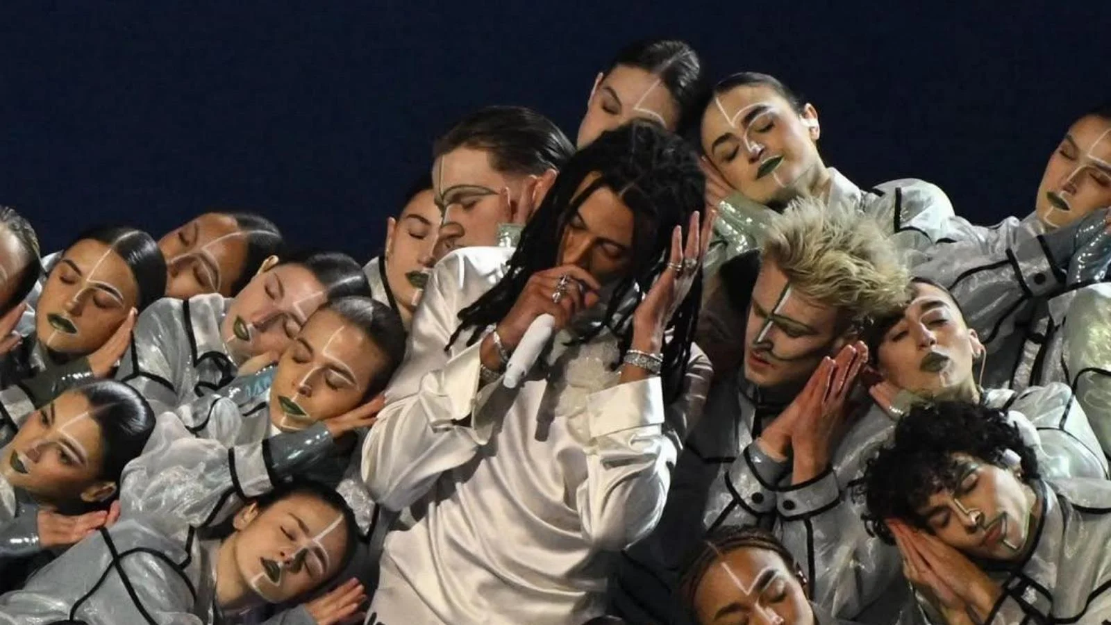 Ghali: “Paz e humanidade? Não as senti” após abertura Milano‑Cortina; onda de solidariedade e acusações de censura