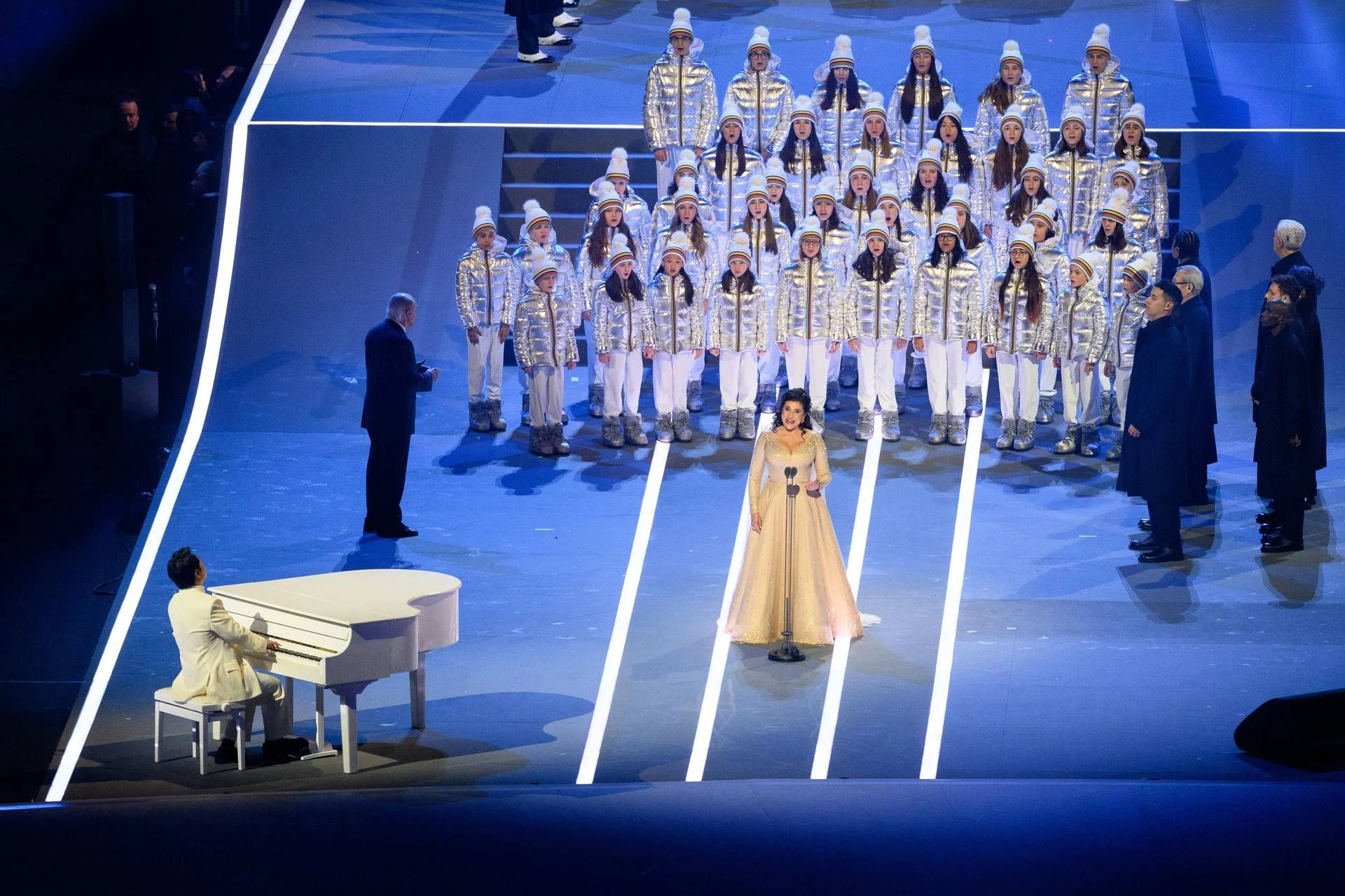 Cecilia Bartoli e Lang Lang emocionam ao cantar o hino olímpico na abertura de Milão-Cortina 2026