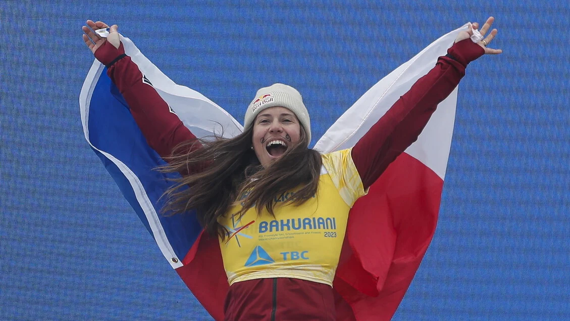 Eva Adamczykova brilha em Milano Cortina, vence e celebra com um traço de superstição