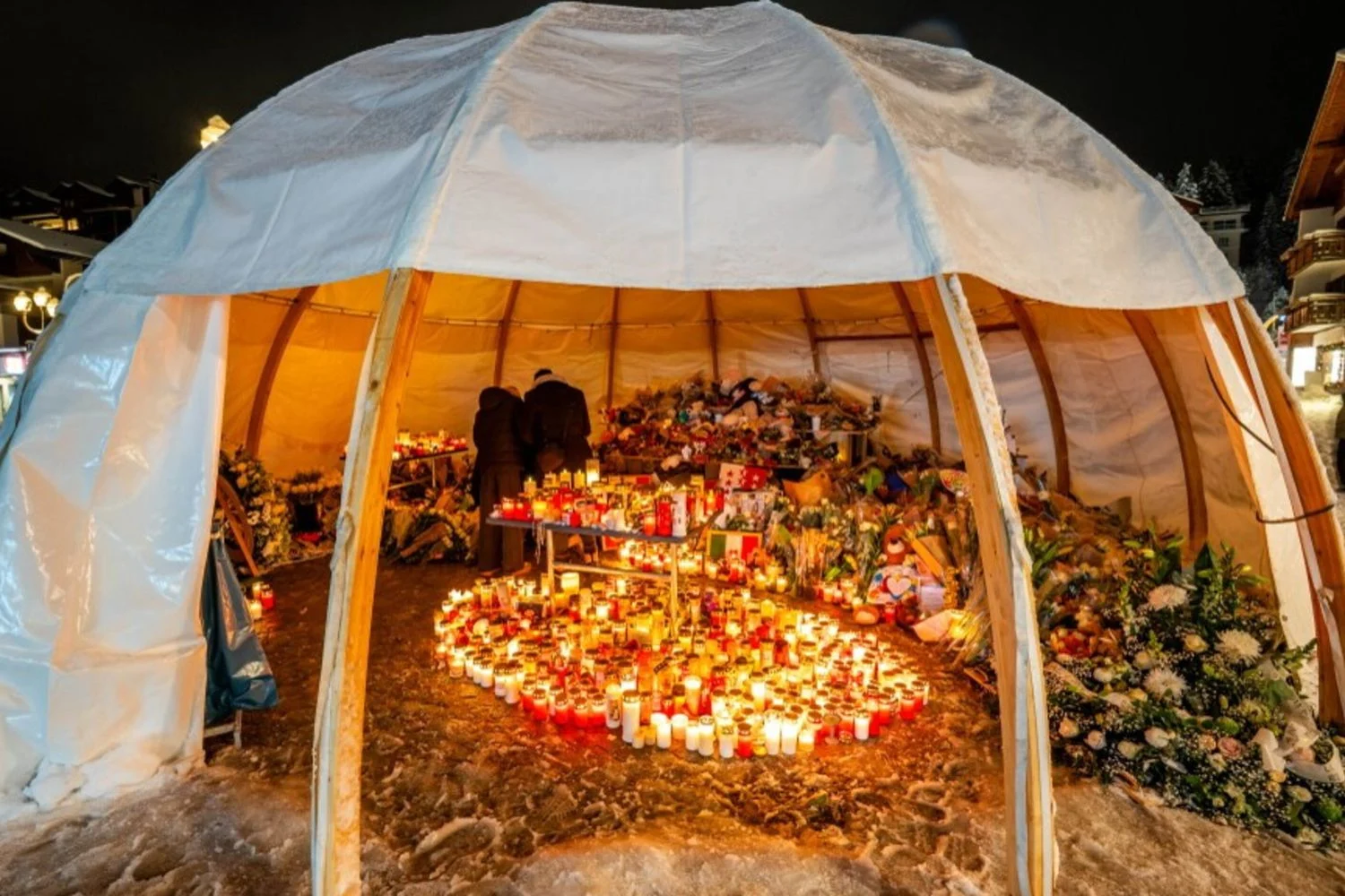 Incêndio consome memorial de vítimas em Crans-Montana; investigação é acionada
