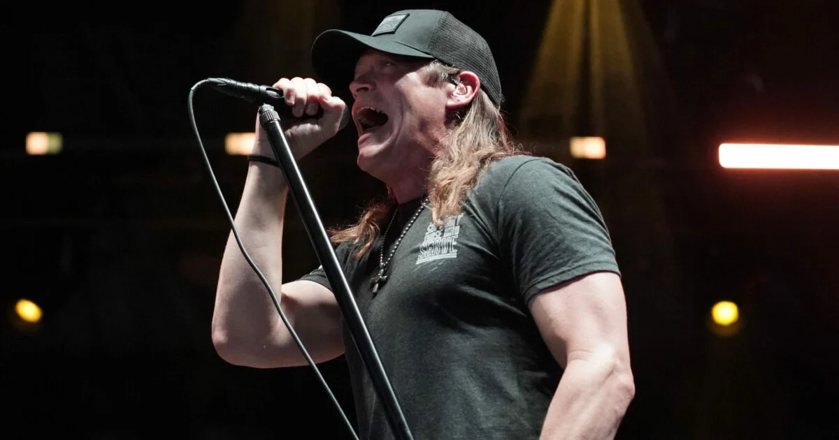 Morre Brad Arnold, fundador, vocalista e baterista dos 3 Doors Down; família pede privacidade