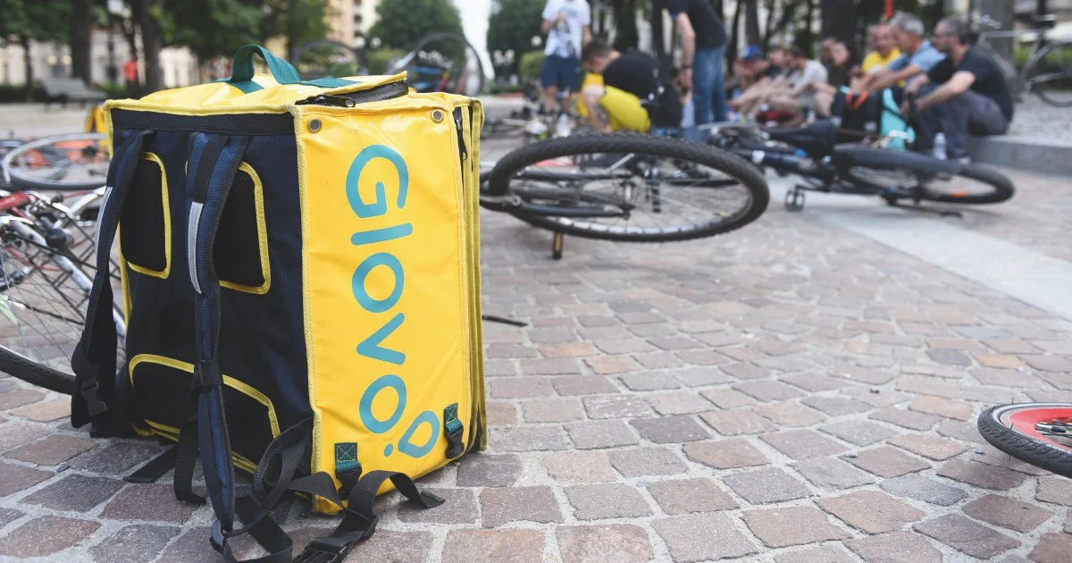Procura de Milão impõe controle judicial a Foodinho-Glovo por caporalato e salários abaixo da pobreza