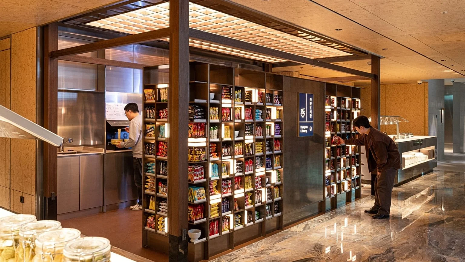 Lounges de aeroporto reinventam o relaxamento pré-voo: saunas, ramyeon e luxo