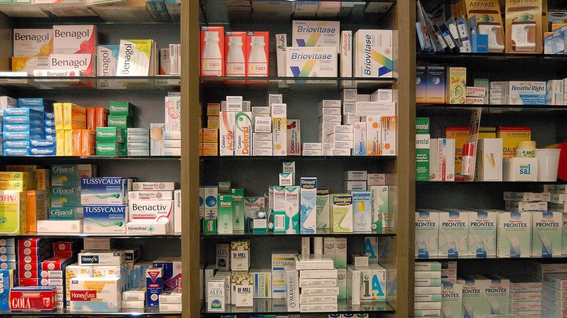 Farmácias ainda dominam vendas de medicamentos sem receita; canal online cresce mas permanece pequeno