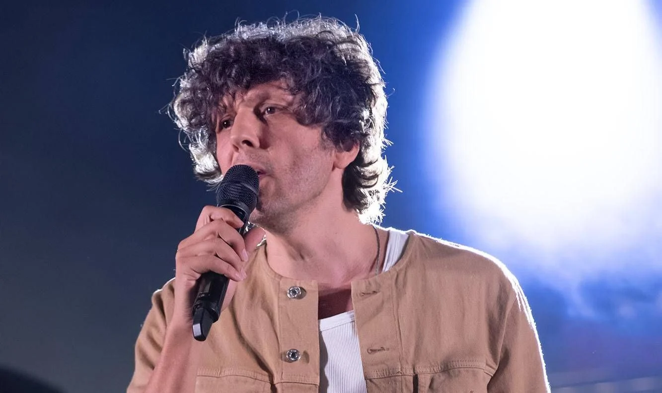 Ermal Meta volta a Sanremo com 'Stella stellina': uma canção sobre crianças, paternidade e o dever de falar
