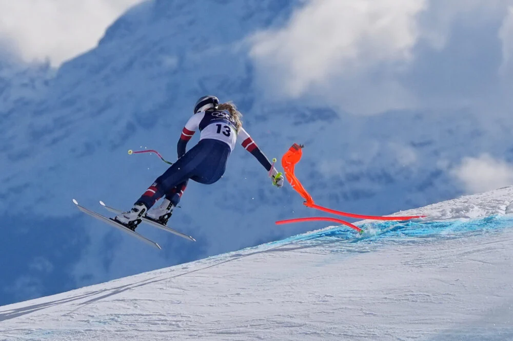 Lindsey Vonn cai durante prova em Cortina e inspira mensagens de atletas olímpicos