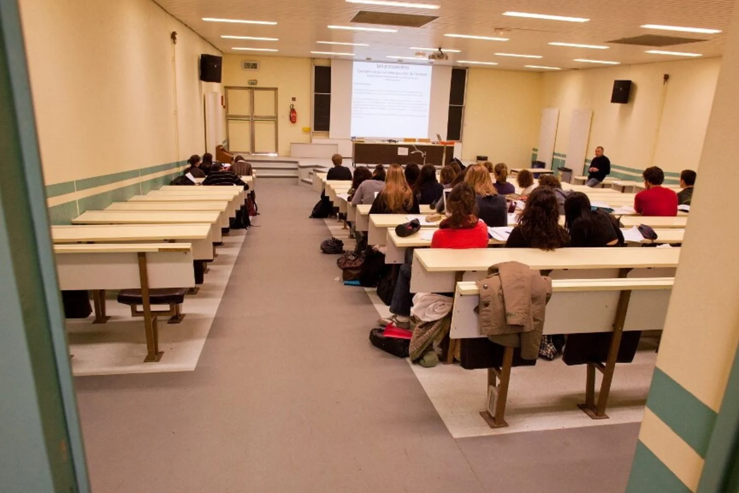 Licença menstrual na Universidade de Limoges provoca controvérsia após uso por estudantes do sexo masculino