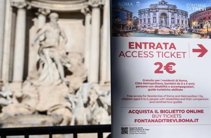 Polêmica pelo ingresso na Fontana di Trevi gera críticas do Financial Times