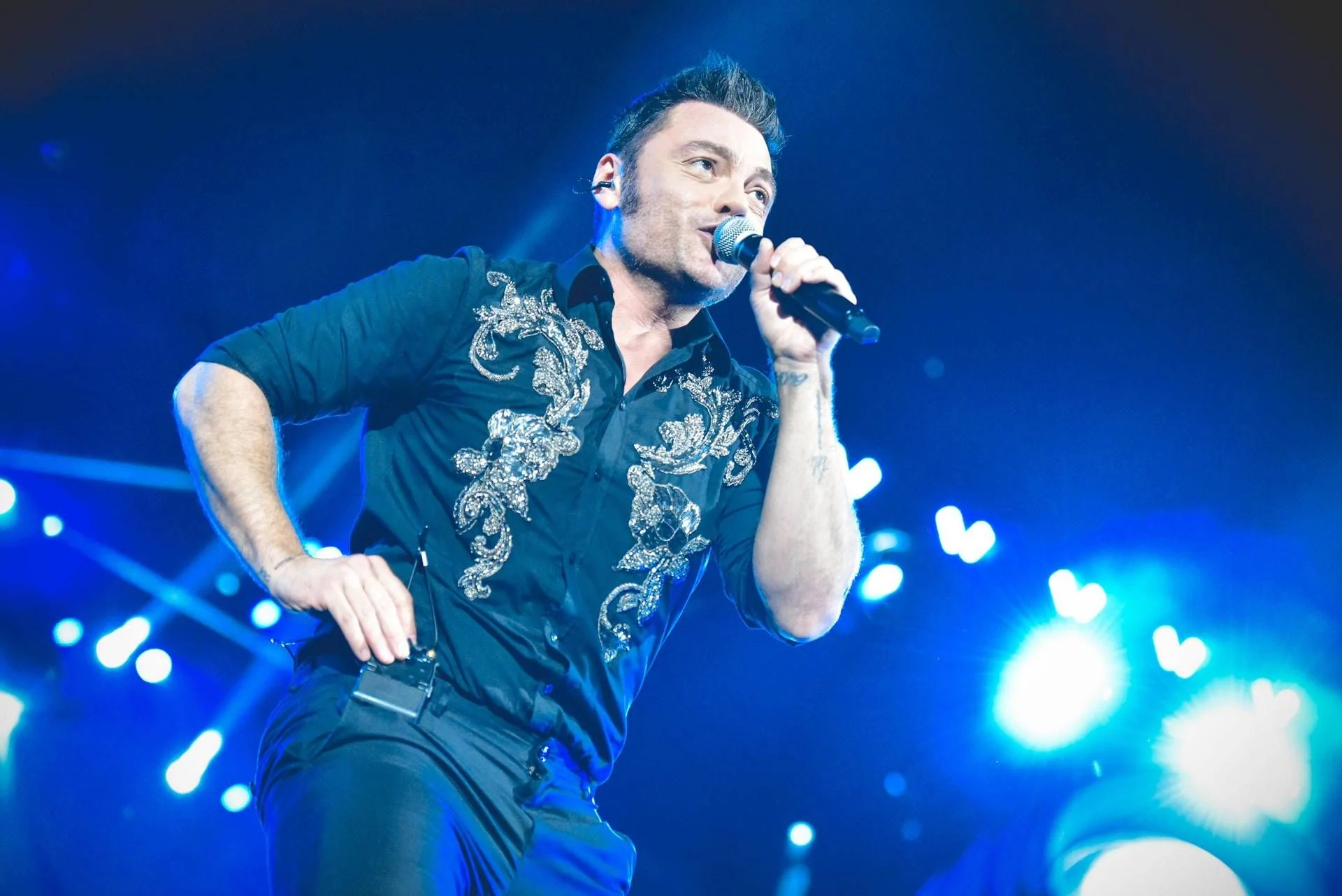 Tiziano Ferro volta ao Ariston para celebrar 25 anos de Xdono com set dançante em Sanremo 2026