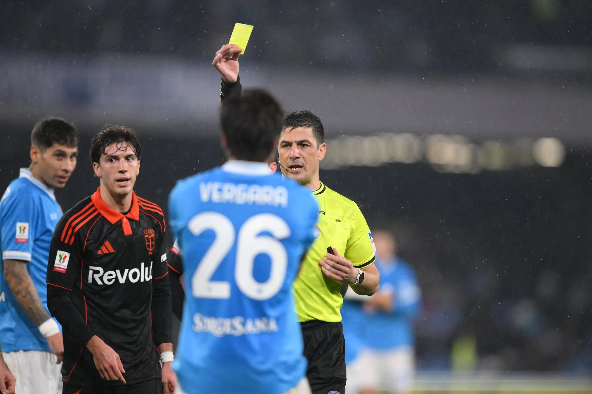 Napoli-Como: controvérsias por pênalti e possível expulsão marcam quartas da Coppa Italia