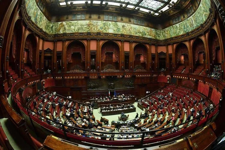 Dl Ucraina: Câmara aprova confiança entre protestos e ataques dos 'vannacciani' a Salvini