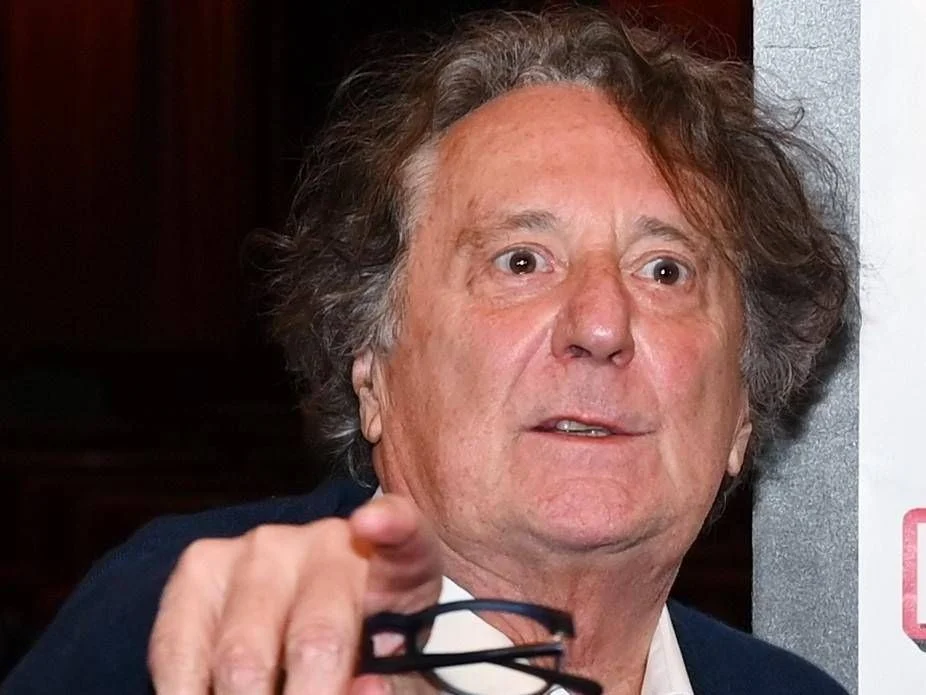 Enzo Iacchetti exige remoção de posts que o associam a nazistas e processa autores e Meta
